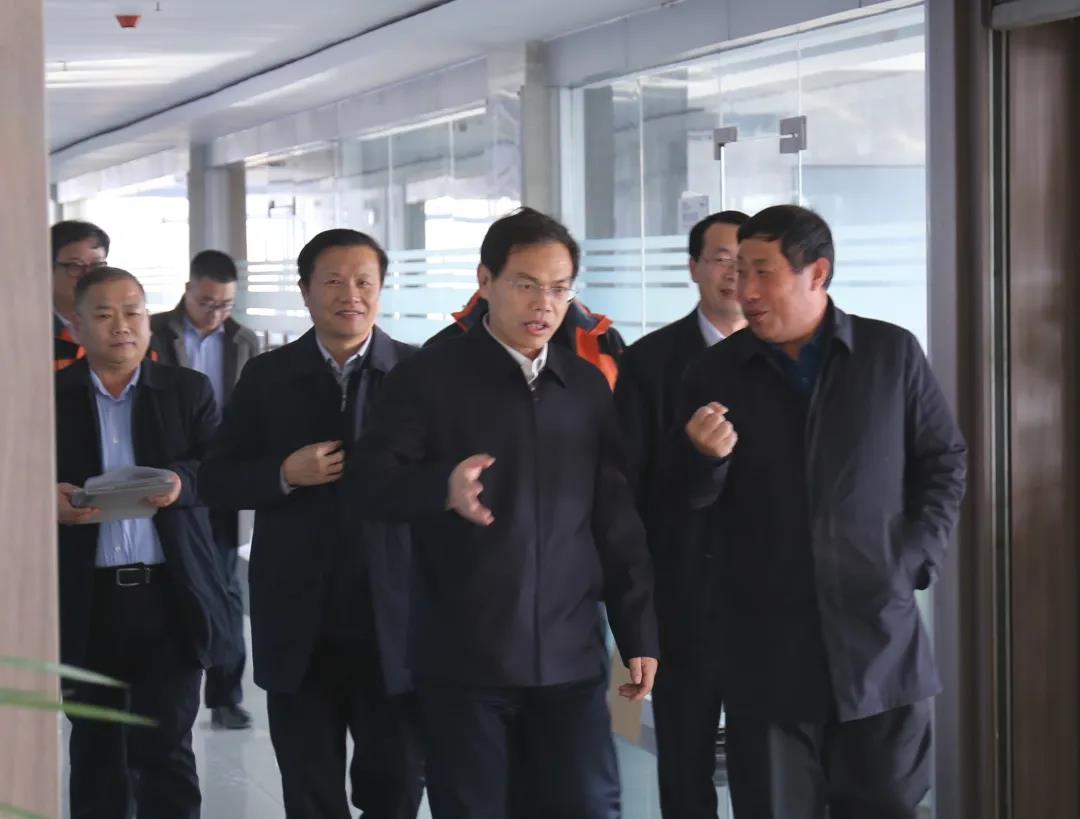 沂南縣縣委侯占夫書(shū)記一行蒞臨東岳機(jī)械調(diào)研工作 沂南縣縣委侯占夫書(shū)記一行蒞臨東岳機(jī)械調(diào)研工作