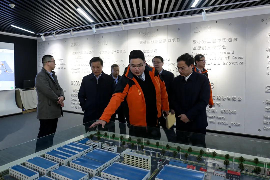 沂南縣縣委侯占夫書(shū)記一行蒞臨東岳機(jī)械調(diào)研工作 沂南縣縣委侯占夫書(shū)記一行蒞臨東岳機(jī)械調(diào)研工作